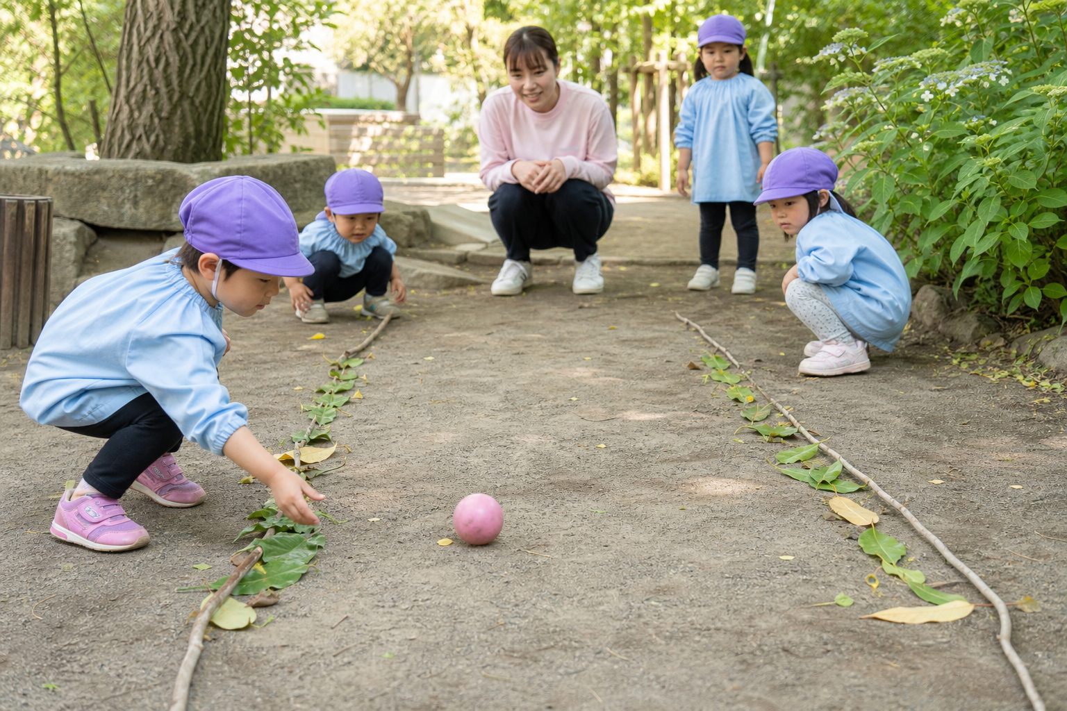 線で止めるボール転がしの外遊びイメージ