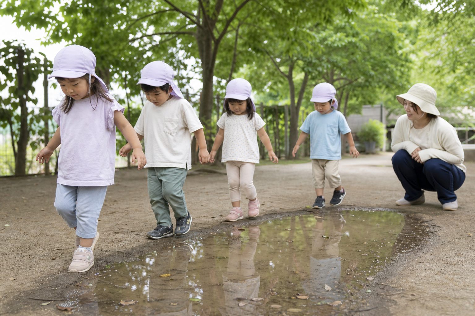 水たまりの縁を歩こうの外遊びイメージ