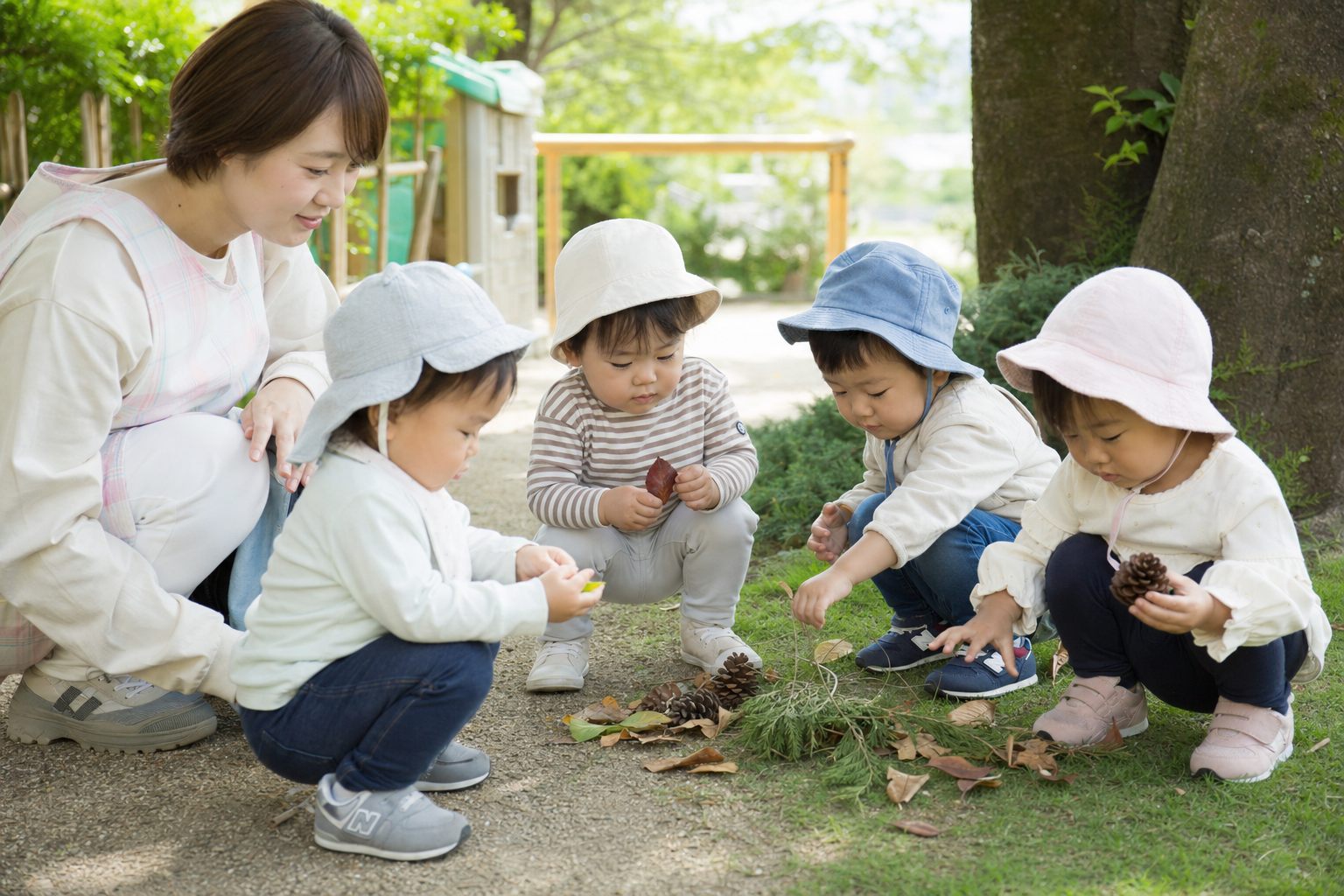 乳児の園庭素材タッチの外遊びイメージ