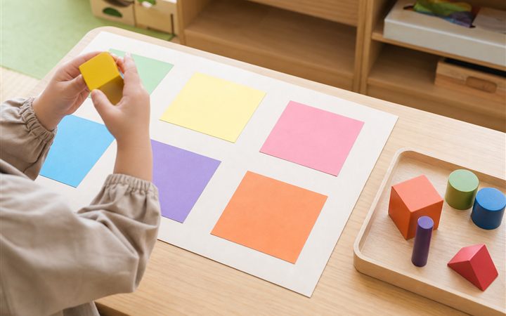 2歳児が室内で色探しをする参考イメージ