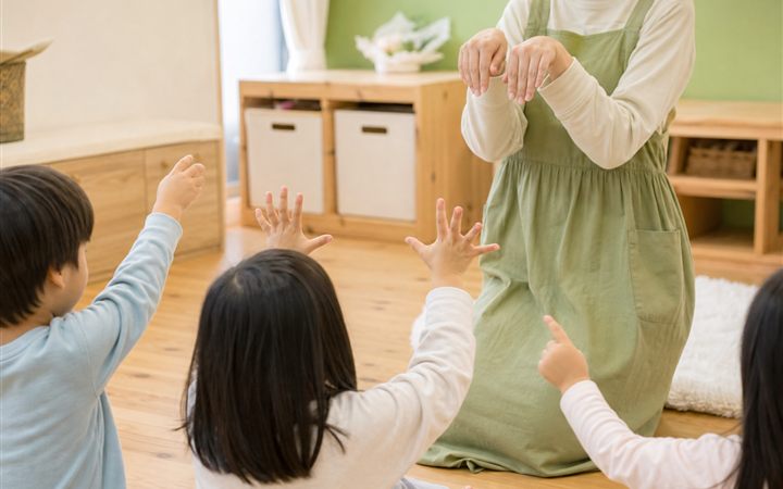 4歳児がジェスチャーゲームを楽しむ参考イメージ