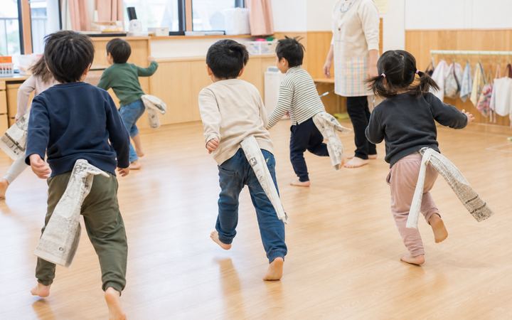 新聞紙しっぽ取りの活動イメージ