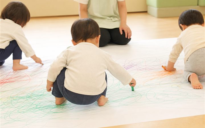 大きな紙にぐるぐるの活動イメージ