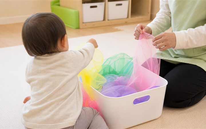 入れて出して布あそびの活動イメージ