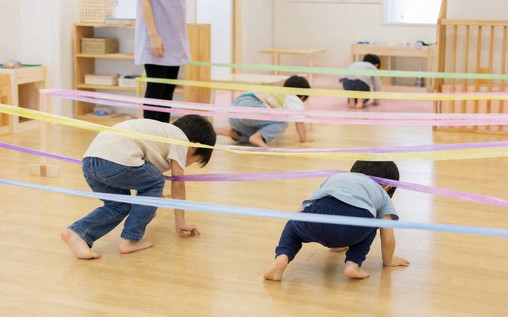 紙テープくぐりの活動イメージ