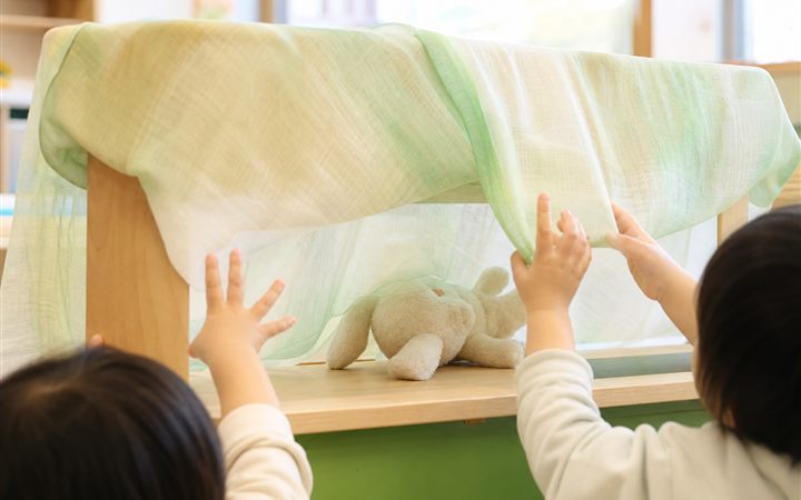 いないいないばあ布遊びの活動イメージ